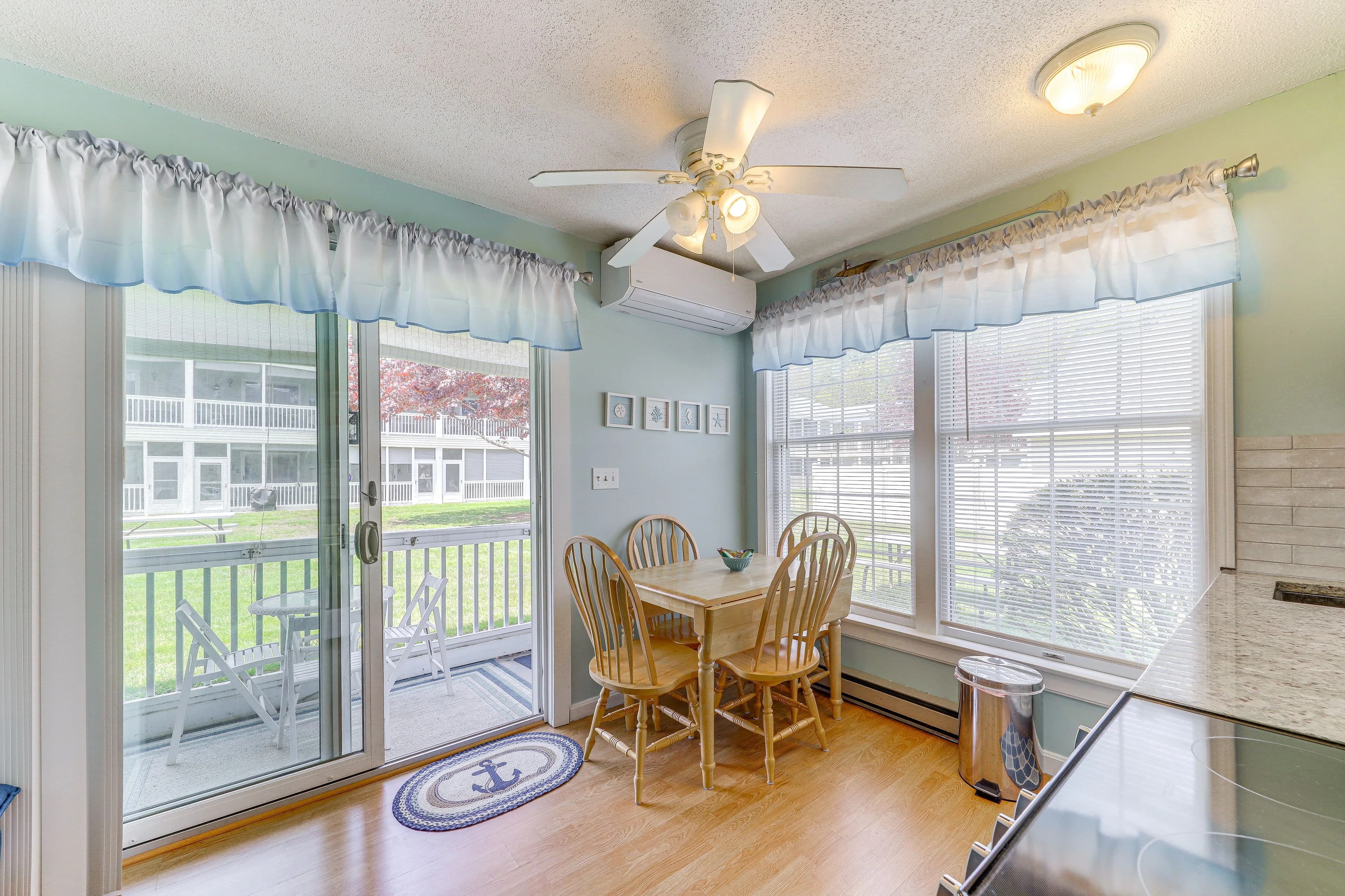 2 Mi to Drakes Island Beach: Condo w/ Porch!